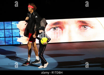 Alexander Zverev arriva in testa alla sua partita nel quarto giorno delle finali di Nitto ATP alla O2 Arena di Londra. PREMERE ASSOCIAZIONE foto. Data immagine: Mercoledì 14 novembre 2018. Vedi PA storia TENNIS Londra. Il credito fotografico dovrebbe essere: John Walton/PA Wire. . Foto Stock