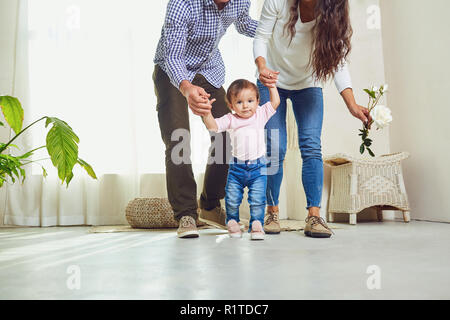 La famiglia felice giocando con il bambino in ambienti chiusi. Foto Stock