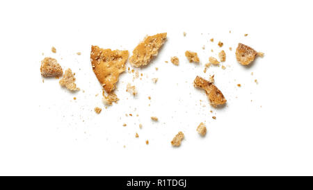 Sparse briciole di biscotti o cracker isolati su sfondo bianco. Vista dall'alto. Foto Stock