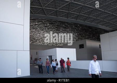 Turista che visita il Louvre Abu Dhabi, Emirati arabi uniti Foto Stock