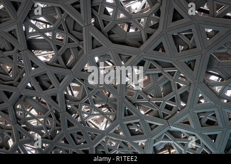 Dettaglio del soffitto del Louvre Abu Dhabi cupola dall'interno Foto Stock