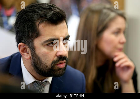 Giustizia Segretario Humza Yousaf, durante il lancio del governo scozzese di consultazione sui crimini di odio, parla ai giovani circa le loro esperienze di pregiudizio al 6VT Edinburgh Gioventù Cafe. Foto Stock