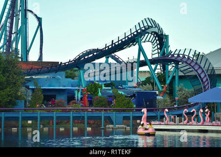 Orlando, Florida. Settembre 29, 2018. Racchetta Flamingo boat dock, con Mako Rollercoaster background a Seaworld Theme Park. Foto Stock