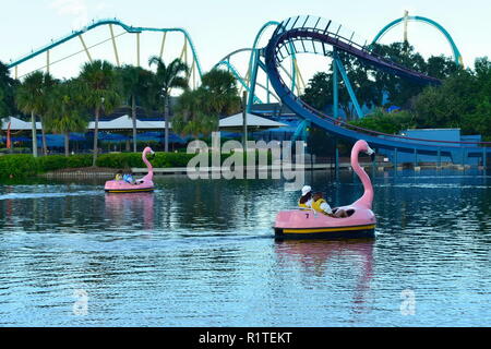 Orlando, Florida. Settembre 29, 2018. Per coloro che godono di flamingo barca sul lago con sfondo Rollercoaster al Seaworld di Marine Theme Park. Foto Stock