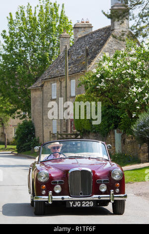 Automobilista la guida 1961 British realizzato Alvis TD21 serie 1 ooupe drophead classic car Asthall village, il Cotswolds Inghilterra Foto Stock