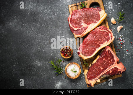 Carne cruda bistecca su nero vista dall'alto. Foto Stock