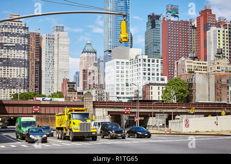 New York, Stati Uniti d'America - 28 Giugno 2018: incrocio occupato nel centro cittadino di New York con un moderno skyline in background. Foto Stock