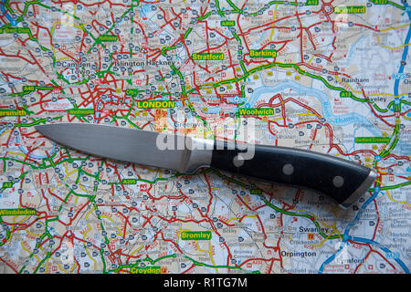 LONDON, Regno Unito - 14 novembre 2018: un coltello su una mappa di Londra, Inghilterra. Criminalità coltello nel concetto di Londra Foto Stock