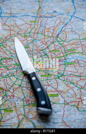LONDON, Regno Unito - 14 novembre 2018: un coltello su una mappa di Londra, Inghilterra. Criminalità coltello nel concetto di Londra Foto Stock