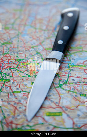 LONDON, Regno Unito - 14 novembre 2018: un coltello su una mappa di Londra, Inghilterra. Criminalità coltello nel concetto di Londra Foto Stock