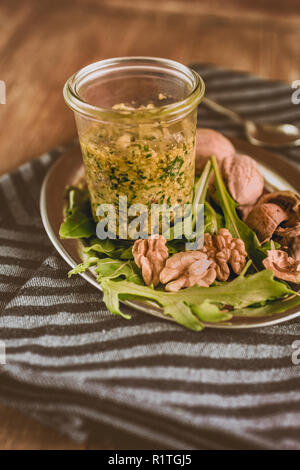 Selbstgemachtes Pesto in einem Glas Foto Stock