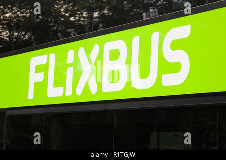 ZURICH, Svizzera - 23 settembre 2018: dettaglio dei bus Flixbus a Zurigo, Svizzera. Flixbus è un marchio tedesco che offre autobus intercity servizio i Foto Stock
