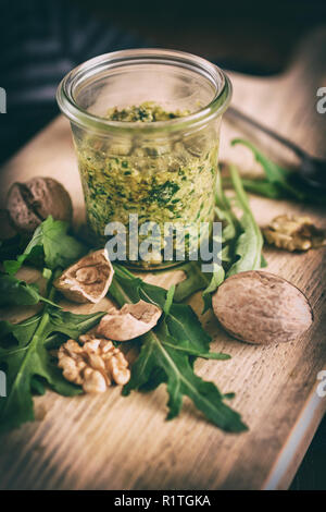 Selbstgemachtes Pesto in einem Glas Foto Stock