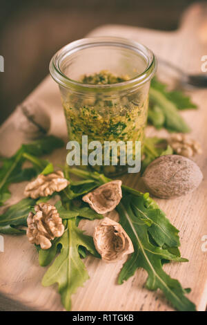 Selbstgemachtes Pesto in einem Glas Foto Stock