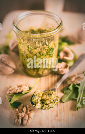 Selbstgemachtes Pesto in einem Glas Foto Stock