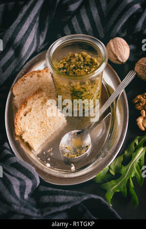 Selbstgemachtes Pesto in einem Glas Foto Stock