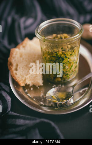 Selbstgemachtes Pesto in einem Glas Foto Stock