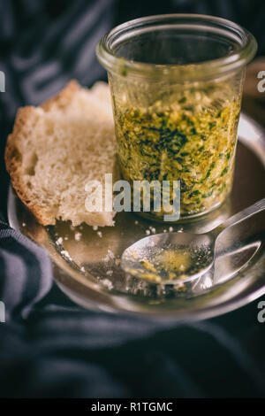 Selbstgemachtes Pesto in einem Glas Foto Stock