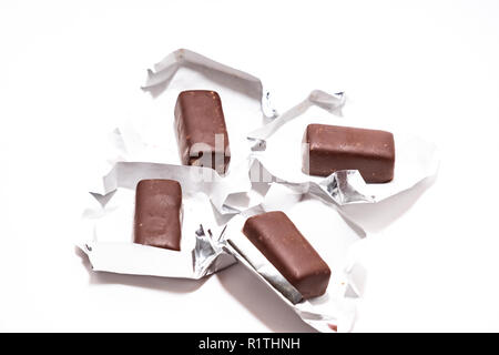 Cioccolatini su sfondo bianco vicino fino al 2018 Foto Stock
