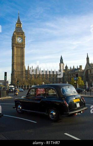 Un tradizionale black cab (taxi) rigidi passato "Big Ben,' il famoso orologio, e le case del Parlamento, Westminster, Londra, Inghilterra. Foto Stock