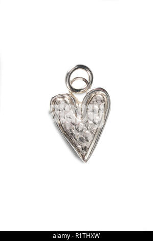 Studio shot di un cuore collana sagomata isolata su bianco - Giovanni Gollop Foto Stock