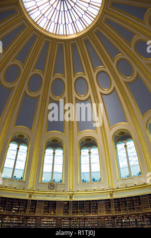 Libro scaffali allineati lungo le pareti della sala lettura, sotto la cupola al British Museum di Londra. Foto Stock