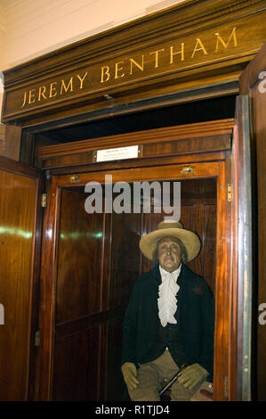 Jeremy Bentham (filosofo e riformatore sociale) skeleton e la testa sono visualizzati (vestito di Bentham gli abiti) presso lo University College di Londra, Inghilterra Foto Stock