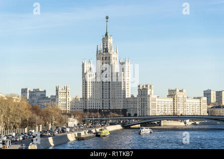 Mosca, Russia - 13 Novembre 2018: vista su Kotelnicheskaya Embankment Edificio, fiume di Mosca, e automobili in un ingorgo sul terrapieno di Moskvoretskaya Foto Stock