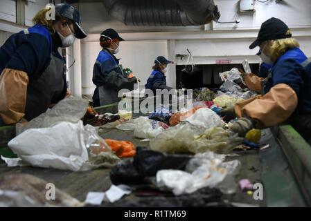 Rifiuti manuale linea di smistamento al misti rifiuti di impianto di trasformazione in Astrakhan, Russia Foto Stock