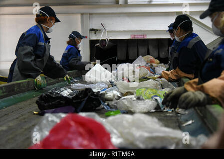 Rifiuti manuale linea di smistamento al misti rifiuti di impianto di trasformazione in Astrakhan, Russia Foto Stock