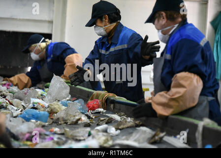 Rifiuti manuale linea di smistamento al misti rifiuti di impianto di trasformazione in Astrakhan, Russia Foto Stock