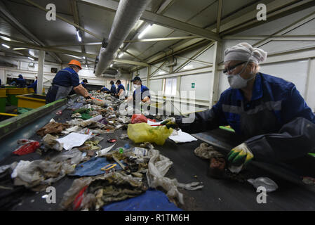 Rifiuti manuale linea di smistamento al misti rifiuti di impianto di trasformazione in Astrakhan, Russia Foto Stock