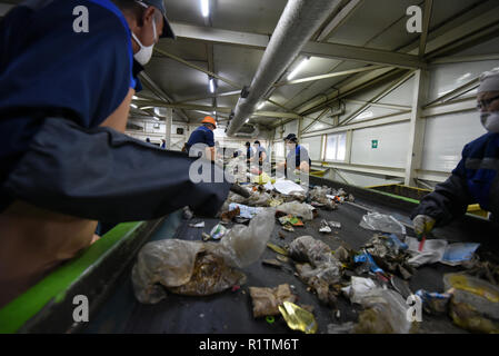 Rifiuti manuale linea di smistamento al misti rifiuti di impianto di trasformazione in Astrakhan, Russia Foto Stock