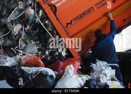 Per la raccolta di rifiuti di scarico del veicolo al misti rifiuti di impianto di trasformazione in Astrakhan, Russia Foto Stock