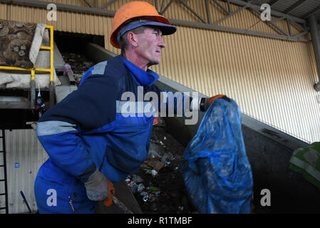 Rifiuti manuale linea di smistamento al misti rifiuti di impianto di trasformazione in Astrakhan, Russia Foto Stock