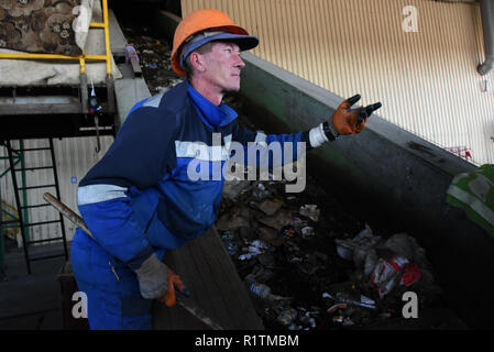 Rifiuti manuale linea di smistamento al misti rifiuti di impianto di trasformazione in Astrakhan, Russia Foto Stock