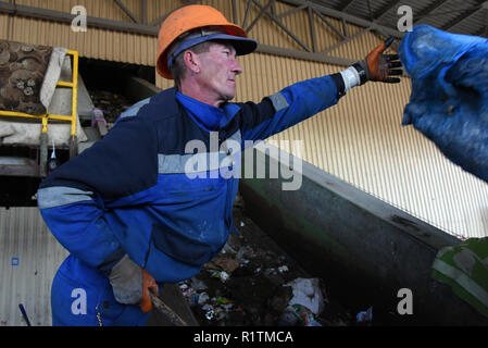 Rifiuti manuale linea di smistamento al misti rifiuti di impianto di trasformazione in Astrakhan, Russia Foto Stock