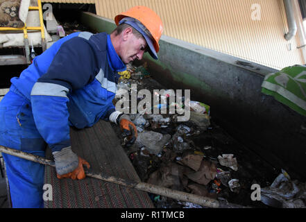 Rifiuti manuale linea di smistamento al misti rifiuti di impianto di trasformazione in Astrakhan, Russia Foto Stock