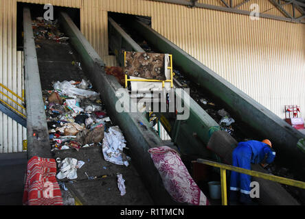 Rifiuti manuale linea di smistamento al misti rifiuti di impianto di trasformazione in Astrakhan, Russia Foto Stock