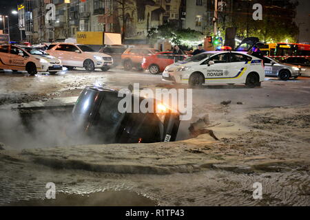 Kiev, Ucraina. Xiii Nov, 2018. Vi è stata una grande scoperta sul sistema di riscaldamento, l'auto era in fossa. Credito: Aleksandr Gusev/Pacific Press/Alamy Live News Foto Stock