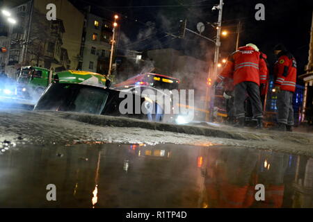 Kiev, Ucraina. Xiii Nov, 2018. Vi è stata una grande scoperta sul sistema di riscaldamento, l'auto era in fossa. Credito: Aleksandr Gusev/Pacific Press/Alamy Live News Foto Stock