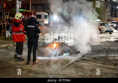 Kiev, Ucraina. Xiii Nov, 2018. Vi è stata una grande scoperta sul sistema di riscaldamento, l'auto era in fossa. Credito: Aleksandr Gusev/Pacific Press/Alamy Live News Foto Stock