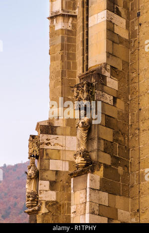 Le statue e i dettagli sulle pareti della chiesa nera di Brasov, costruita in stile gotico. Foto Stock