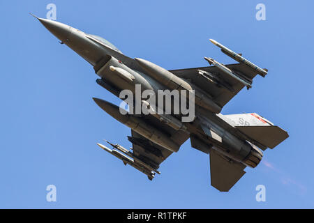 SPANGDAHLEM, Germania - 29 Ago, 2018: armati US Air Force F-16C fighter jet dai 480th Fighter Squadron decollare da Spangdahlem Air Base. Foto Stock