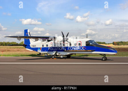 KLEINE BROGEL, Belgio - 8 Sep, 2018: Marina Militare tedesca Dornier Do-228 a turboelica aerei pattuglia con controllo dell inquinamento marcature sull'asfalto di Kleine-Bro Foto Stock