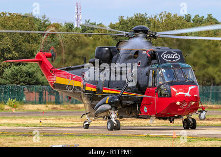 KLEINE BROGEL, Belgio - 8 Sep, 2018: belga Air Force Sikorsky SH-3 re del mare di Ricerca e Salvataggio in elicottero di rullaggio dalla pista di Kleine-Brogel un Foto Stock