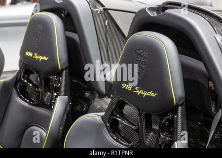 Parigi - Ott 3, 2018: vista interna dei sedili sportivi in una Porsche Spyder 918 presentati presso il Motor Show di Parigi. Foto Stock
