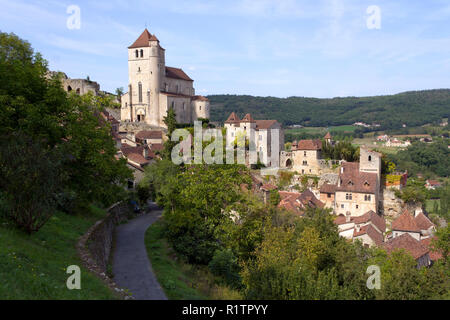 Lo storico villaggio di clifftop attrazione turistica di St Cirq Lapopie, Lot, Midi Pirenei, Francia, Europa Foto Stock