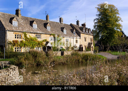 In autunno il sole sulle idilliache Cotswold stone riverside cottages di Lower Slaughter, Gloucestershire, Regno Unito Foto Stock