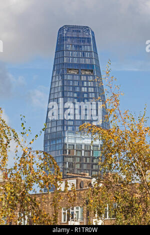 Il 52-storey grattacielo a Blackfriars Bridge, conosciuto popolarmente come il vaso o il Boomerang, visto da di tutta Londra a Lambeth. Foto Stock